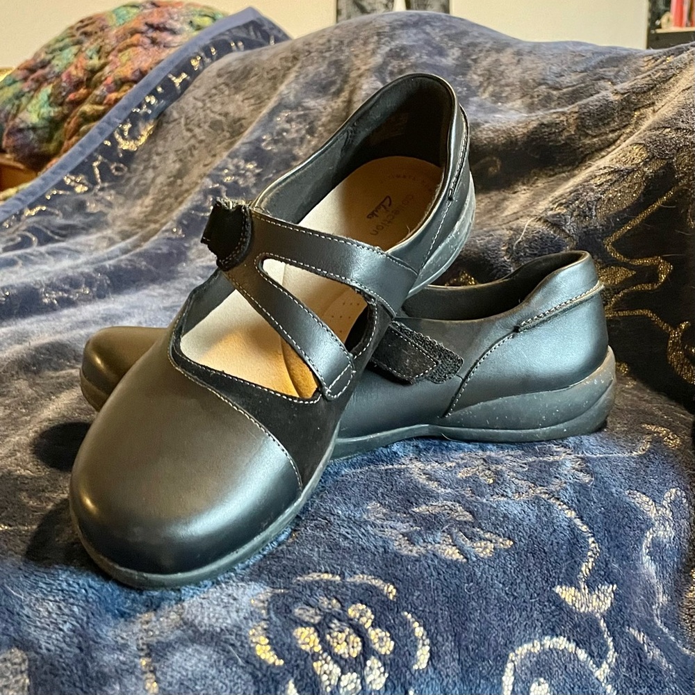 EUC Clarks Mary Jane Velcro Strap Shoes